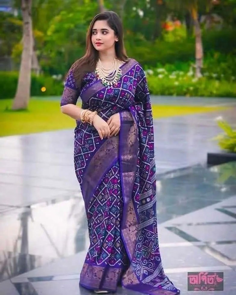 চুনরি প্রিন্টের সিল্ক শাড়ি + ম্যাচিং ব্লাউজ পিচ