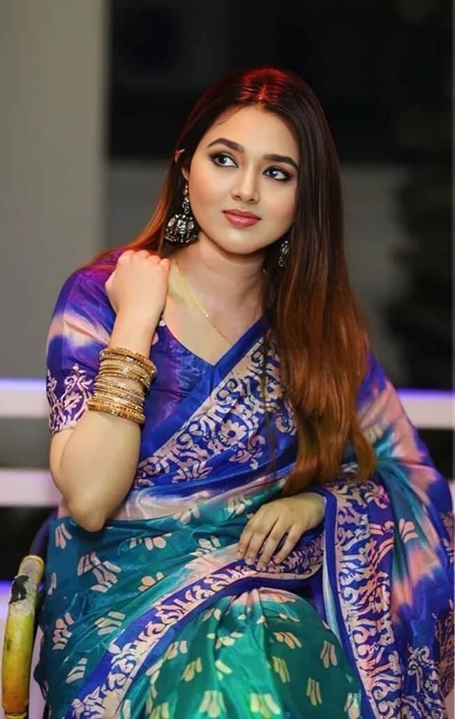 সফ্ট সিল্ক কাশ্মীরি শাড়ি + ম্যাচিং ব্লাউজ পিচ