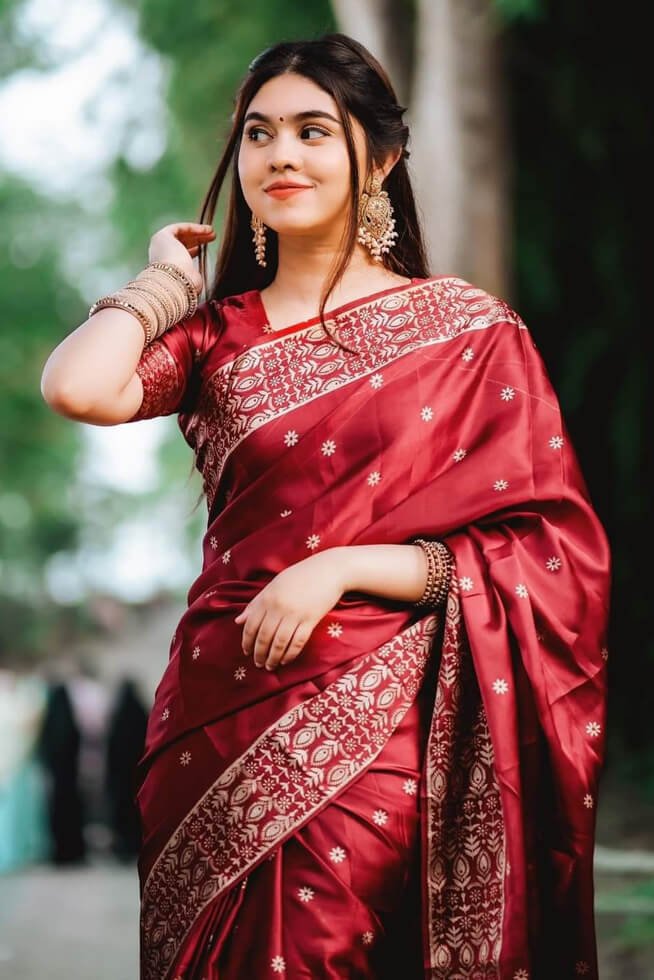 প্রিমিয়াম বধুয়া বেনারসি জাপানি সিল্কের শাড়ি (লাল কালার) + ম্যাচিং ব্লাউজ পিচ